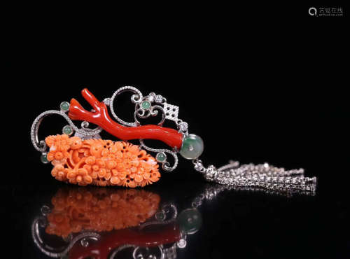 A 18K PLATINUM DECORATED CORAL BROOCH