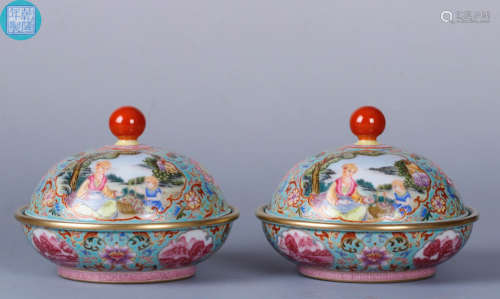 PAIR GILT FIGURE PATTERN FAMILLE-ROSE COVER BOXES