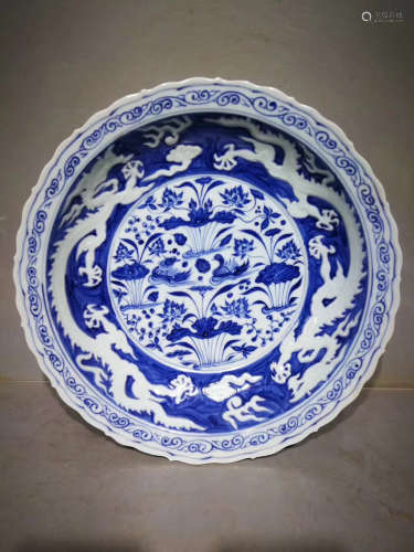 A BLUE AND WHITE CHINESE DUCK PATTERN PLATE