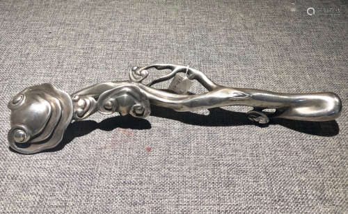 A SILVER CASTED GANODERMA SHAPED ORNAMENT