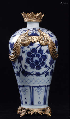 A BLUE AND WHITE MEI VASE WITH METAL DECORATION