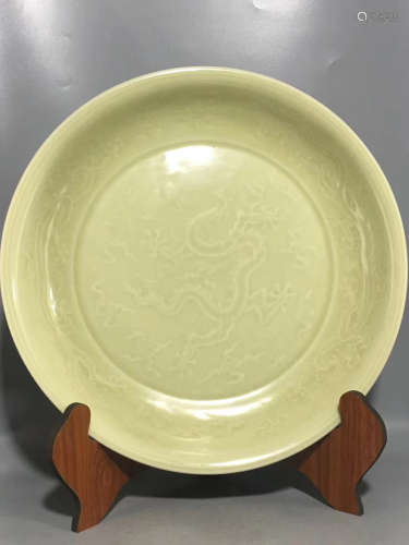 A INCISED DRAGON PATTERN PLATE