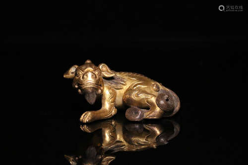 17-19TH CENTURY,A AUSPICIOUS ANIMAL GILT BRONZE PAPERWEIGHT , QING DYNASTY