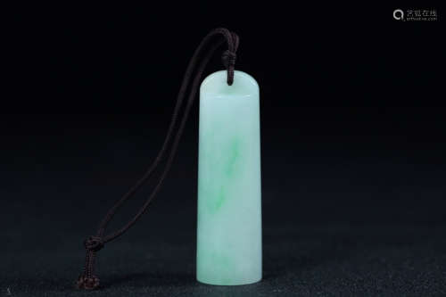 AN OLD TIBETAN JADEITE LINGZI/PENDANT