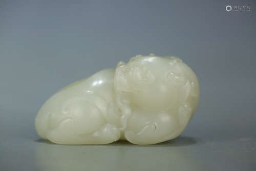 19TH CENTURY, A HETIAN JADE CARVED AUSPICIOUS ANIMAL ORNAMENT, LATE QING DYNASTY