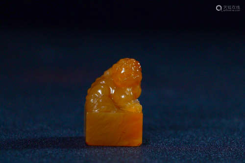 AN OLD TIBETAN LION DESIGN FIELD YELLOW STONE SEAL