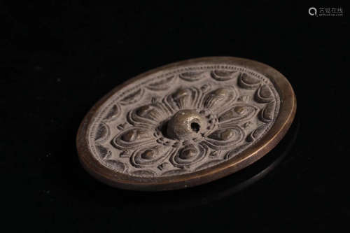 17TH CENTURY, A FLORAL PATTERN BRONZE MIRROR, EARLY QING DYNASTY