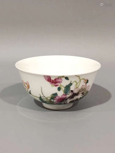 A FLORAL PATTERN BOWL