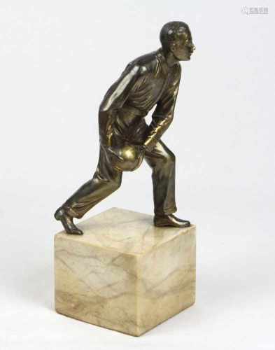 Kegler SkulpturMetallguß, Kegler in Abwurfposition ausgeführt, H ca. 19 cm, auf hellem Marmorsockel,