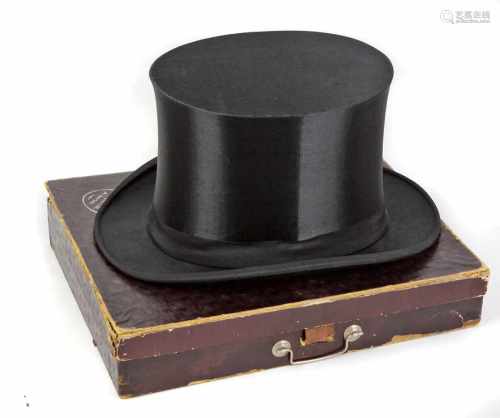 Klappzylinder im Karton um 1910Chapeau Claques aus schwarzem Satin mit Ripsband, innen schwarz