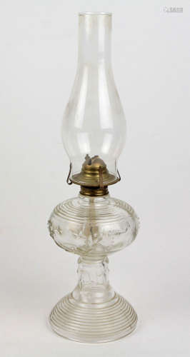 Petroleum Lampe 1920er JahreKlarglas in die Form geblasen, flacher bauchiger Korpus auf offenem
