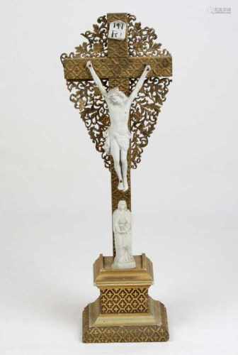 Kruzifix 19. Jhd.Jesus aus weißem Bisquitporzellan im Dreinageltypus an verziertem Kreuz ausgeführt,