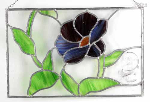 Bleiverglasungrechteckig mit polychromer Blüte u. Blattwerk ausgeführt, ca. 50,5 x 33 cm, mit Kette,