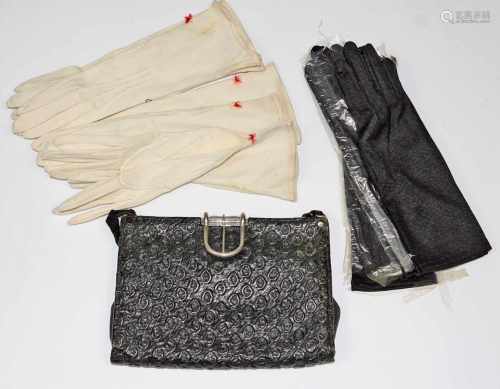 Art Deco Abendtasche u. Handschuheschwarze Leder Clutch mit Oberflächenstruktur, Metallbügel sowie