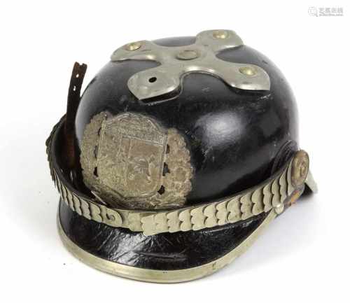 Feuerwehr Helm Nassauschwarze Helmglocke mit Stirn- u. Nackenschild, geschuppte Kinnriemen,