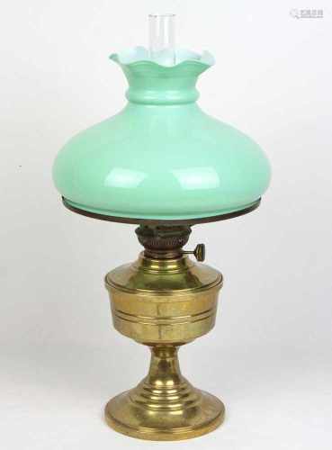 Jugendstil Petroleum Lampe um 1910zylindrischer polierter Messingkorpus auf trichterförmigem