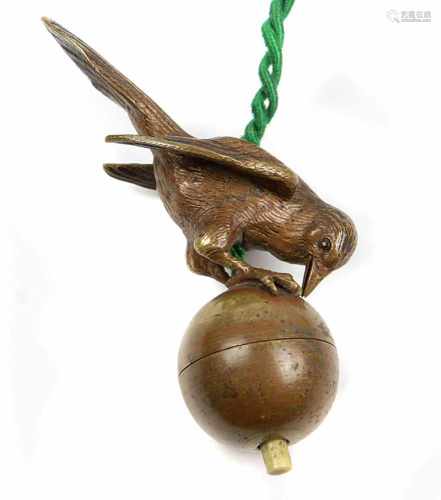 Dienstboten - KlingelBronze, Miniatur Vogel auf Kugel mit Klingelknopf u. Kabel ausgeführt, H ca.