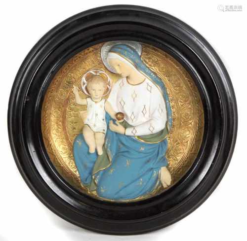 Klosterarbeit im runden Holzrahmenfarbig gefasstes Relief der knienden Madonna mit Kind, auf