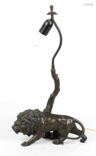 Tischlampe mit LöweBronzeguß, Lampenfuß in Form eines naturalistisch ausgeformten Löwen, an Stamm