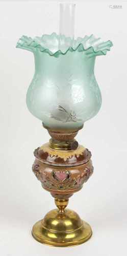 Petroleum Lampe um 1890zweiteiliger Majolikakorpus in gebauchter floral reliefierter Form, auf