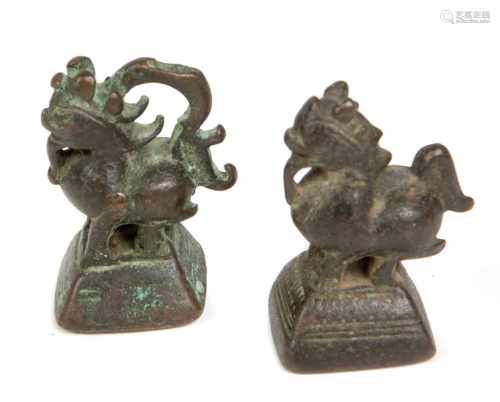 2 Opium GewichteBronze, als Drachen Miniaturen auf eckigem Sockel leicht verschieden ausgeführt, H