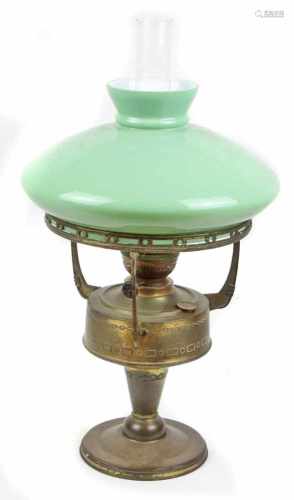 Jugendstil Petroleum Lampe um 1910zylindrischer Messingkorpus für Brennflüssigkeit, auf konischem