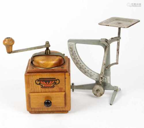 Kaffeemühle u. BriefwaageMarke R.Z., Holz bemalt aus den 1930er Jahren, funktionsfähig, ca. 12 x