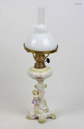 Porzellan Petroleum Lampe um 1900Porzellan mit unterglasurblauer Manufakturmarke C. G.
