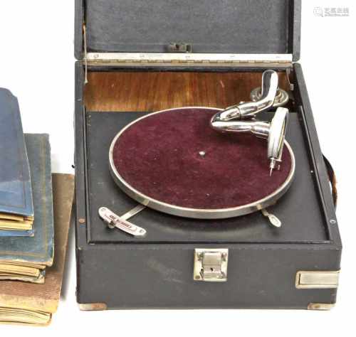 Tisch Grammophon u. 76 Plattengemarkt Urtonor, rechteckiges Gehäuse mit flachem scharnierten Deckel,