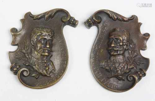 2 russische Bronzeplakettengeschwungene partiell floral eingefasste Wappenform (hohl gearbeitet),