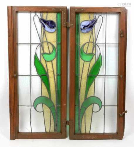 Jugendstil Bleiglasfenster um 1900hochrechteckige braun lackierte Fensterrahmen, mit farbigem