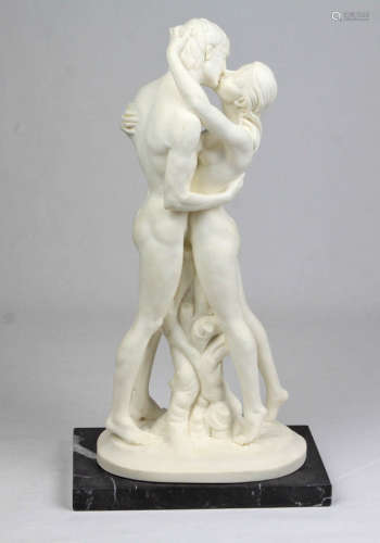 Adam und EvaKunstguß aus Alabaster-Marmor, nacktes Liebespaar sich küssend auf ovalem Sockel mit