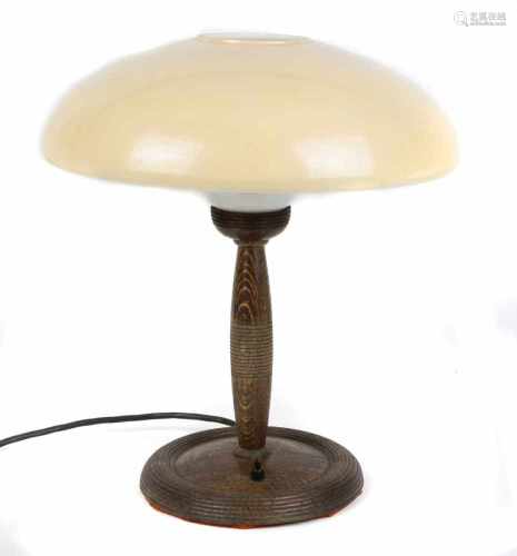 Art Deco Tischlampe 1930er Jahregedrechselter Ecihenholzschaft mit einer Lampenfassung auf Rundfuß