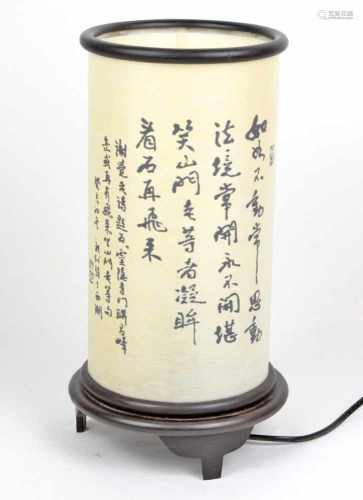 Tischlampe Asiadekorzylindrischer Papierwalzenkorpus mit asiatischen Schriftzeichen, auf rundem