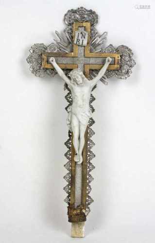 Kruzifix 19. Jhd.Jesus aus weißem Bisquitporzellan im Dreinageltypus an verziertem Kreuz ausgeführt,