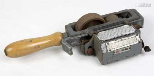 MeßwerkzeugKabelmessgerät, Eisenkorpus an Holzgriff, mit Gebrauchsanleitung u. Anzeige für Meter