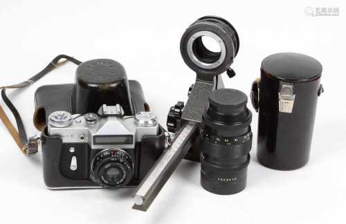 Spiegelreflexkamera *Zenit-E* und ZubehörKMZ Mechanischen Fabrik Krasnogorsk bzw. Industar-50-2