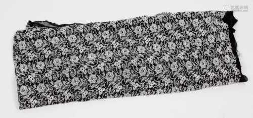 Florentiner Spitze mit Stickereifeine weiße Floralstickerei auf schwarzem Florentiner Tüll (