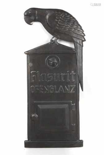 Werbeschild Glasuritgeschwärztes Eisenblech, geprägt mit darauf sitzendem Papagei ausgeführt, *