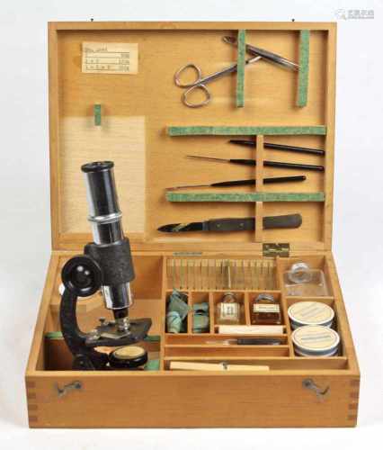 Mikroskop mit Zubehör im Holzkastenkleine Tischausführung, mit ungezähltem Zubehör im Holzkasten,