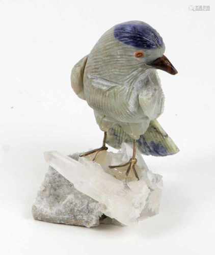 Edelstein Vogelaus handgeschnittenem u. fein poliertem Chrysokoll auf Bergkristallstufe stehend, H