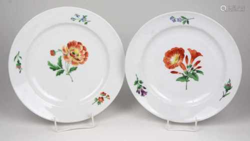 Meissen 2 Biedermeier Blütenteller um 1820/40Porzellan mit unterglasurblauer Schwertermarke der