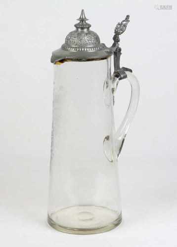 Schenkkrug um 1900konischer Klarglaskorpus mit gekugeltem Boden, Henkel mit Zinnmontur u. 5-teiligem