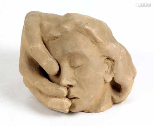 Keramikstudiehandgemodelt monogrammiert MR sowie datiert (19)51, in einer Hand ruhender Kopf, H