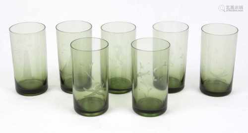 Satz Bechergläsergrünes Glas mundgeblasen, konische Becherform von Hand mit verschiedenen