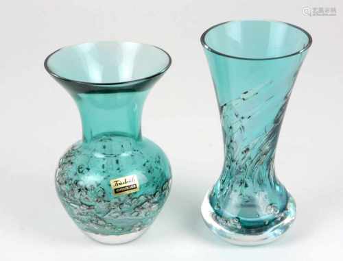 2 Glasvasenfarbloses Glas mundgeblasen, aquamarinfarbener Innenüberfang, geschnittener beidseitig