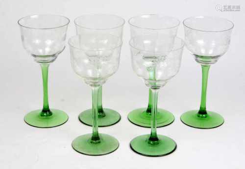 Satz Weinkelchefarbloses u. grünes Glas, leicht ausschwingende optisch facettierte Kuppa mit