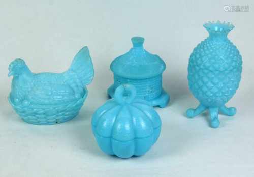 4 figürliche GlasdosenMehrschichtglas hellblauopak in die Form geblasen, dabei Henne im Korb (