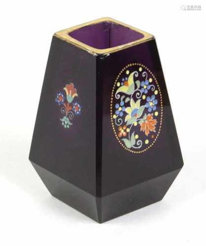 Vase mit Emaillemalereililafarbenes Kristallglas mundgeblasen, geschnittener Boden u. beidseitig