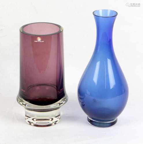 2 Vasen Finnlanddabei farbloses Kristallglas mit lilafarbenem Innenüberfang, zylindrische im unteren